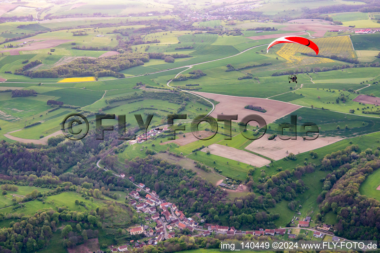 Vue aérienne de Parapente à Lengelsheim dans le département Moselle, France