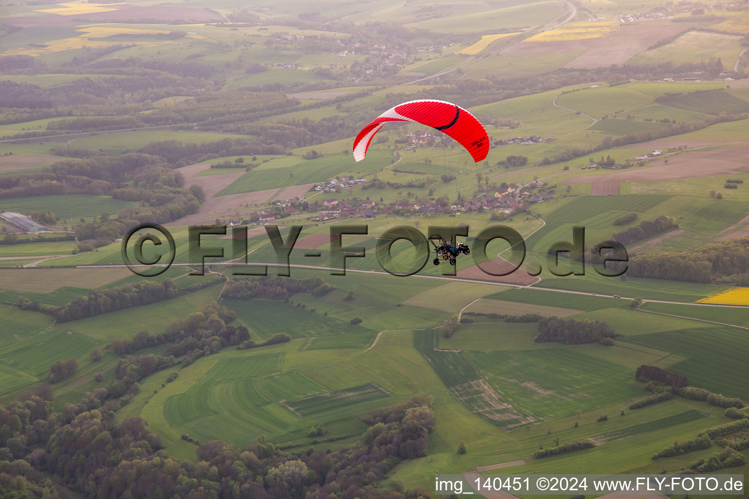 Vue aérienne de Paramoteur à Nussweiler dans le département Moselle, France