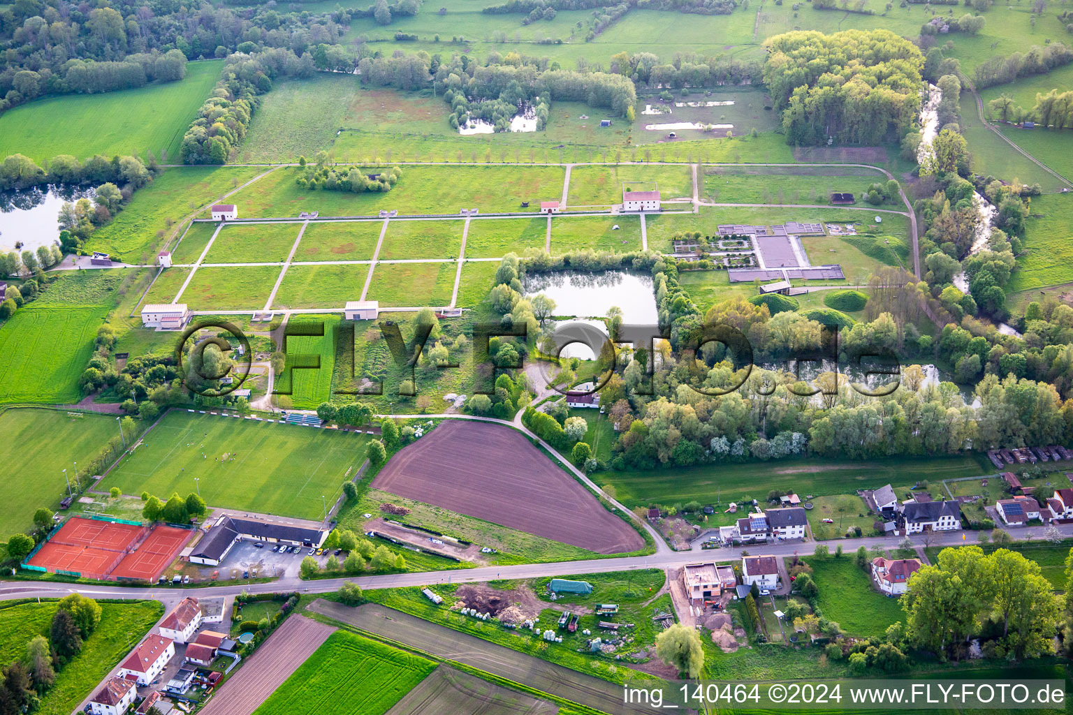 Vue aérienne de Parc culturel européen Bliesbruck-Reinheim Centre d'information avec taverne romaine, villa gallo-romaine de Reinheim et ferme Keltscher à le quartier Reinheim in Gersheim dans le département Sarre, Allemagne