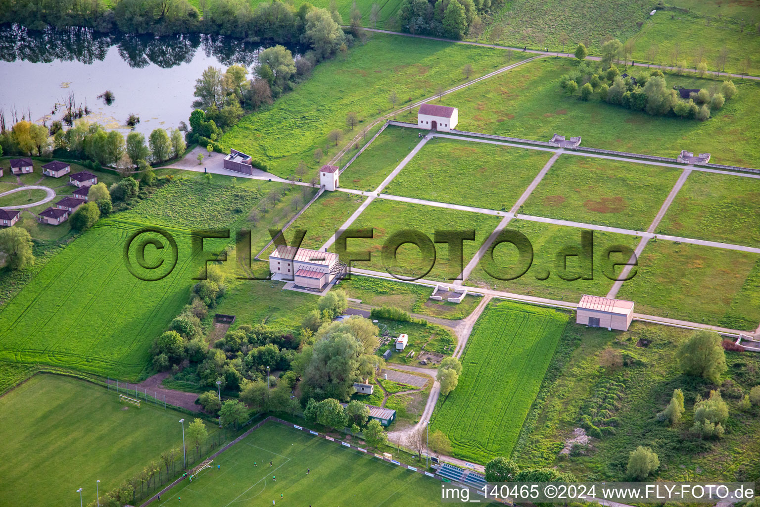 Photographie aérienne de Parc culturel européen Bliesbruck-Reinheim Centre d'information avec taverne romaine, villa gallo-romaine de Reinheim et ferme Keltscher à le quartier Reinheim in Gersheim dans le département Sarre, Allemagne