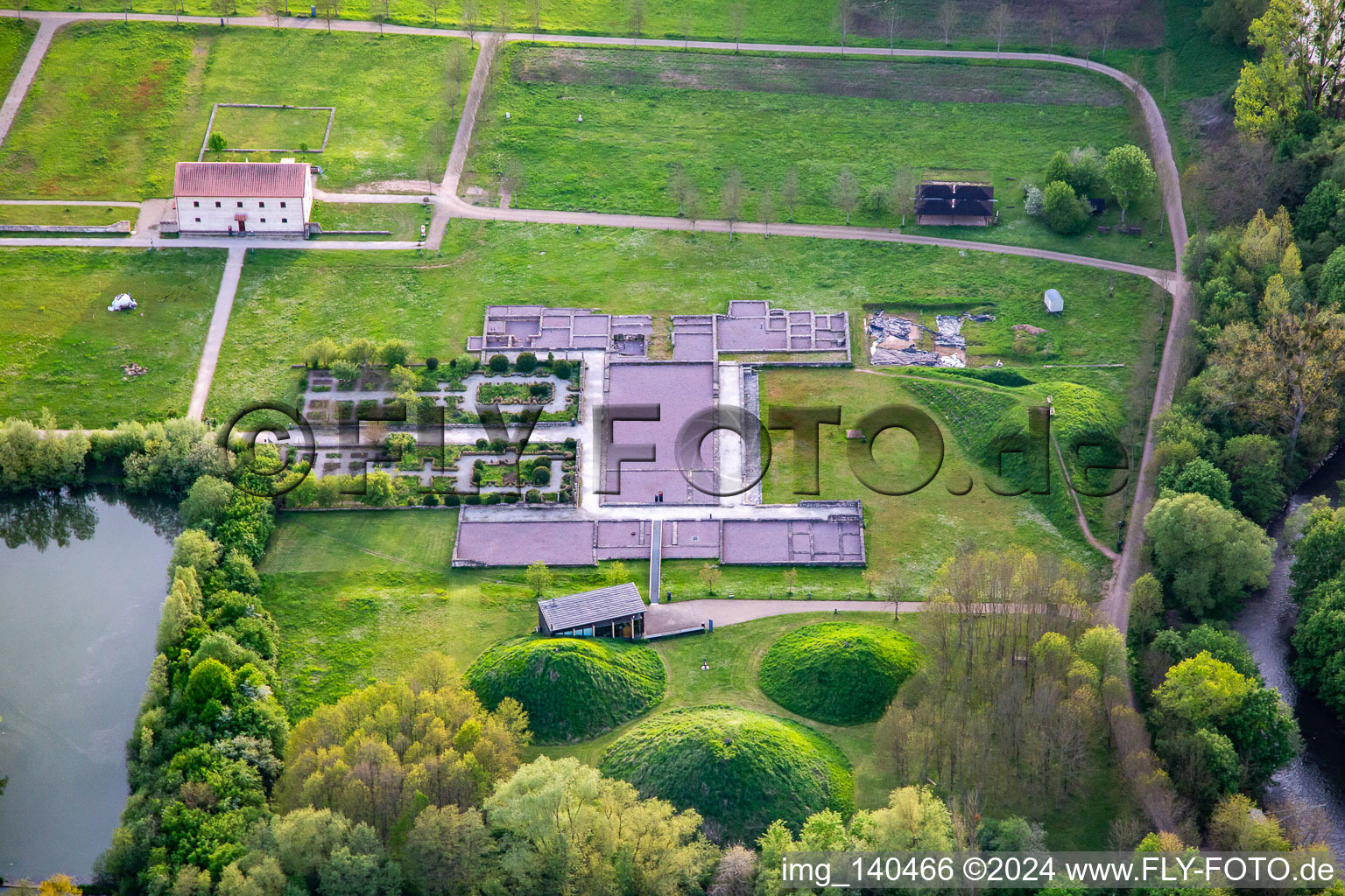 Vue oblique de Parc culturel européen Bliesbruck-Reinheim Centre d'information avec taverne romaine, villa gallo-romaine de Reinheim et ferme Keltscher à le quartier Reinheim in Gersheim dans le département Sarre, Allemagne