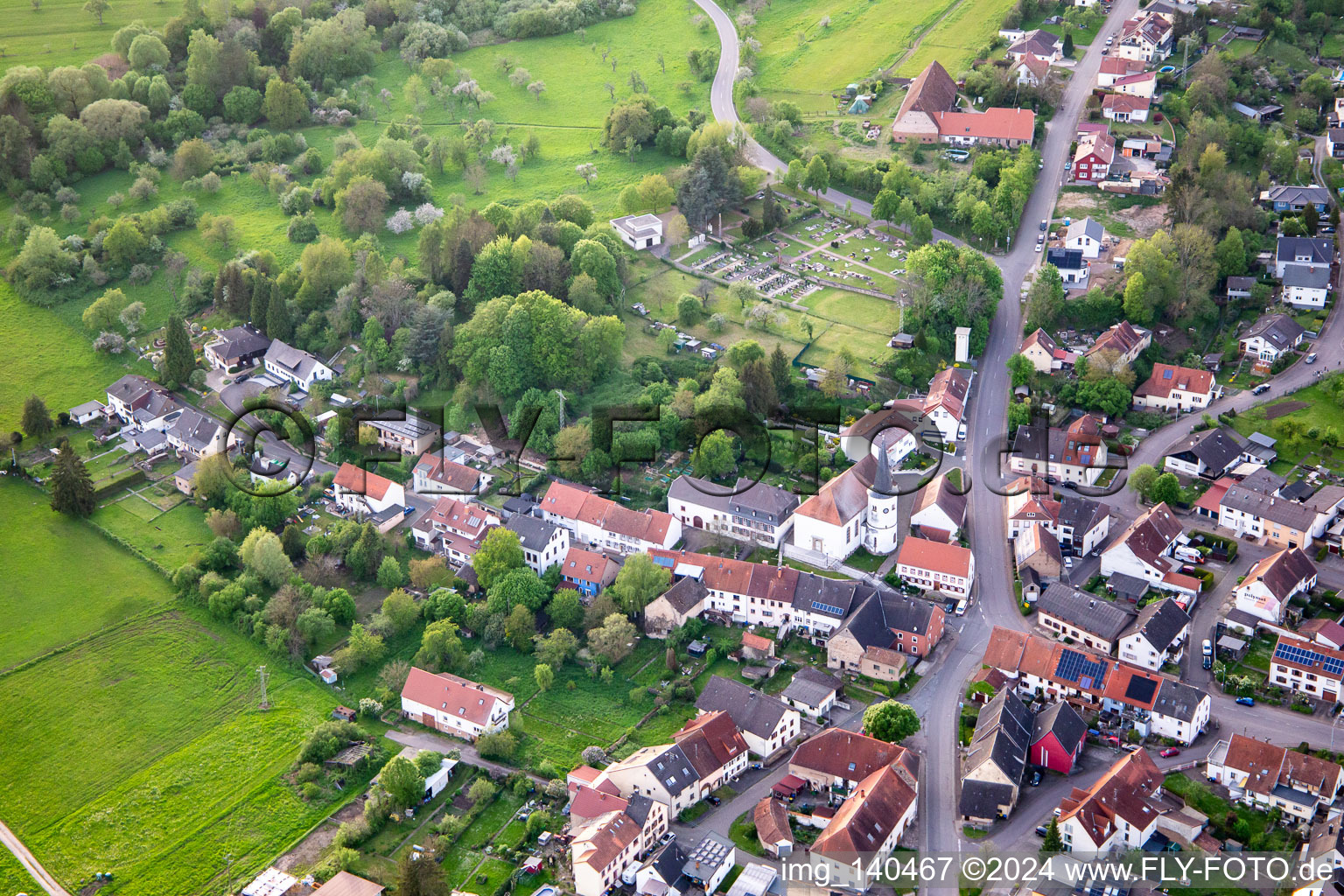 Vue aérienne de Église à tour ronde de Saint-Marc à le quartier Reinheim in Gersheim dans le département Sarre, Allemagne