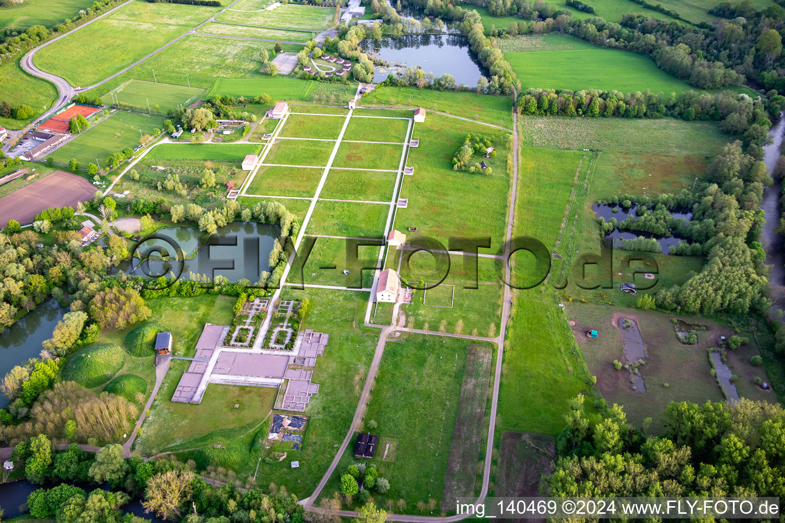 Parc culturel européen Bliesbruck-Reinheim Centre d'information avec taverne romaine, villa gallo-romaine de Reinheim et ferme Keltscher à le quartier Reinheim in Gersheim dans le département Sarre, Allemagne d'en haut