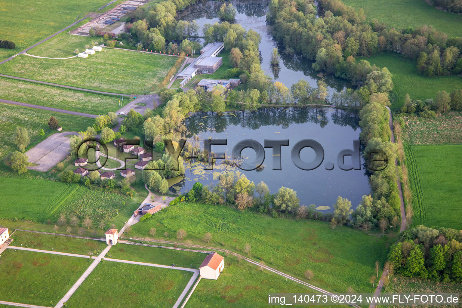 Vue aérienne de Cabane de pêche Reinheim au Parc Culturel Européen Bliesbruck-Reinheim à le quartier Reinheim in Gersheim dans le département Sarre, Allemagne