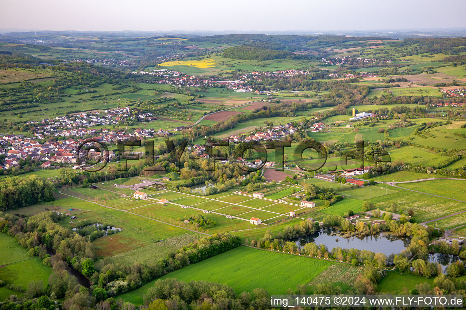 Parc culturel européen Bliesbruck-Reinheim Centre d'information avec taverne romaine, villa gallo-romaine de Reinheim et ferme Keltscher à le quartier Reinheim in Gersheim dans le département Sarre, Allemagne hors des airs