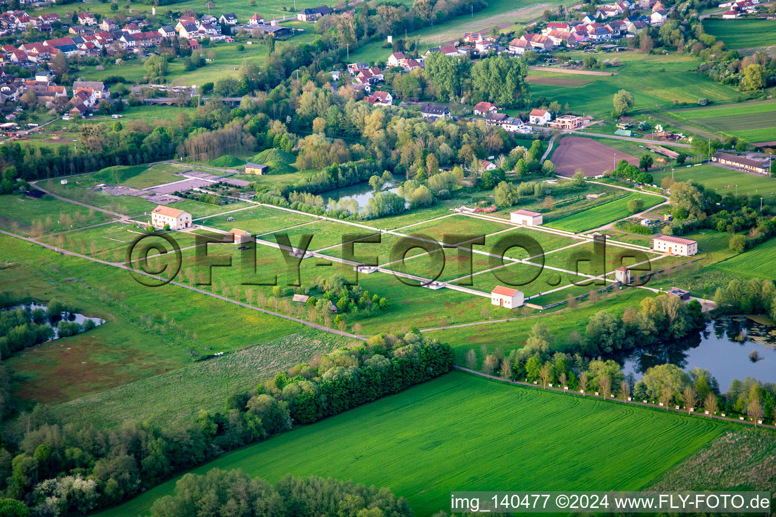 Parc culturel européen Bliesbruck-Reinheim Centre d'information avec taverne romaine, villa gallo-romaine de Reinheim et ferme Keltscher à le quartier Reinheim in Gersheim dans le département Sarre, Allemagne vue d'en haut