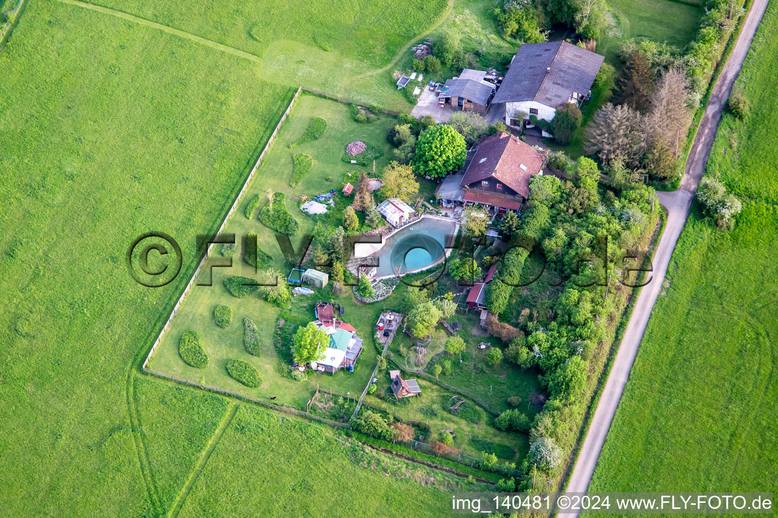 Vue aérienne de Idylle de jardin à Blies-Ébersing dans le département Moselle, France