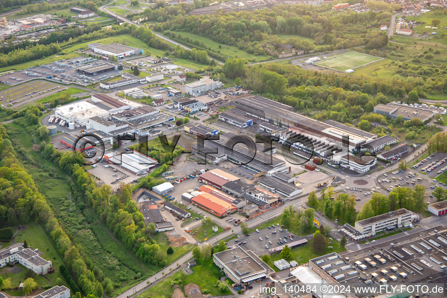 Vue aérienne de Greta Lorraine Est, Groupe Mibelle Sarreguemines à le quartier Zone Industrielle du Grand Bois Fayencerie in Saargemünd dans le département Moselle, France