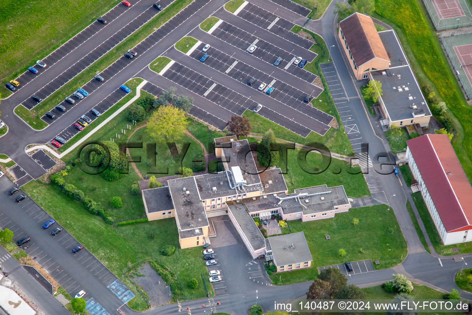 Vue aérienne de Hôpital Robert Pax à le quartier Zone Industrielle du Grand Bois Fayencerie in Saargemünd dans le département Moselle, France