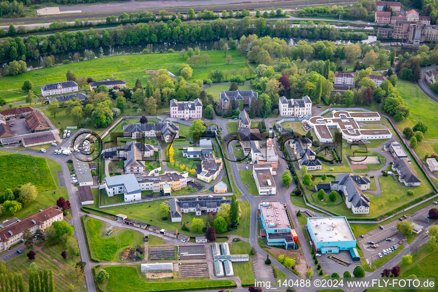 Vue aérienne de Ctre Hospitalier Spécialisé à le quartier Zone Industrielle du Grand Bois Fayencerie in Saargemünd dans le département Moselle, France