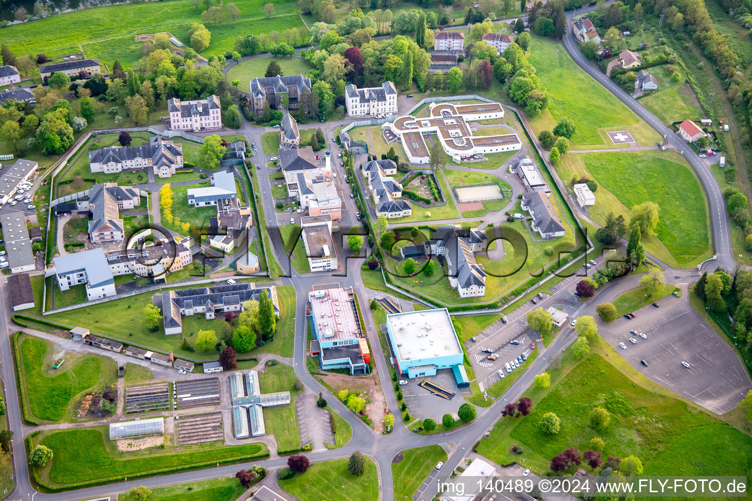 Vue oblique de Ctre Hospitalier Spécialisé à le quartier Blauberg in Saargemünd dans le département Moselle, France