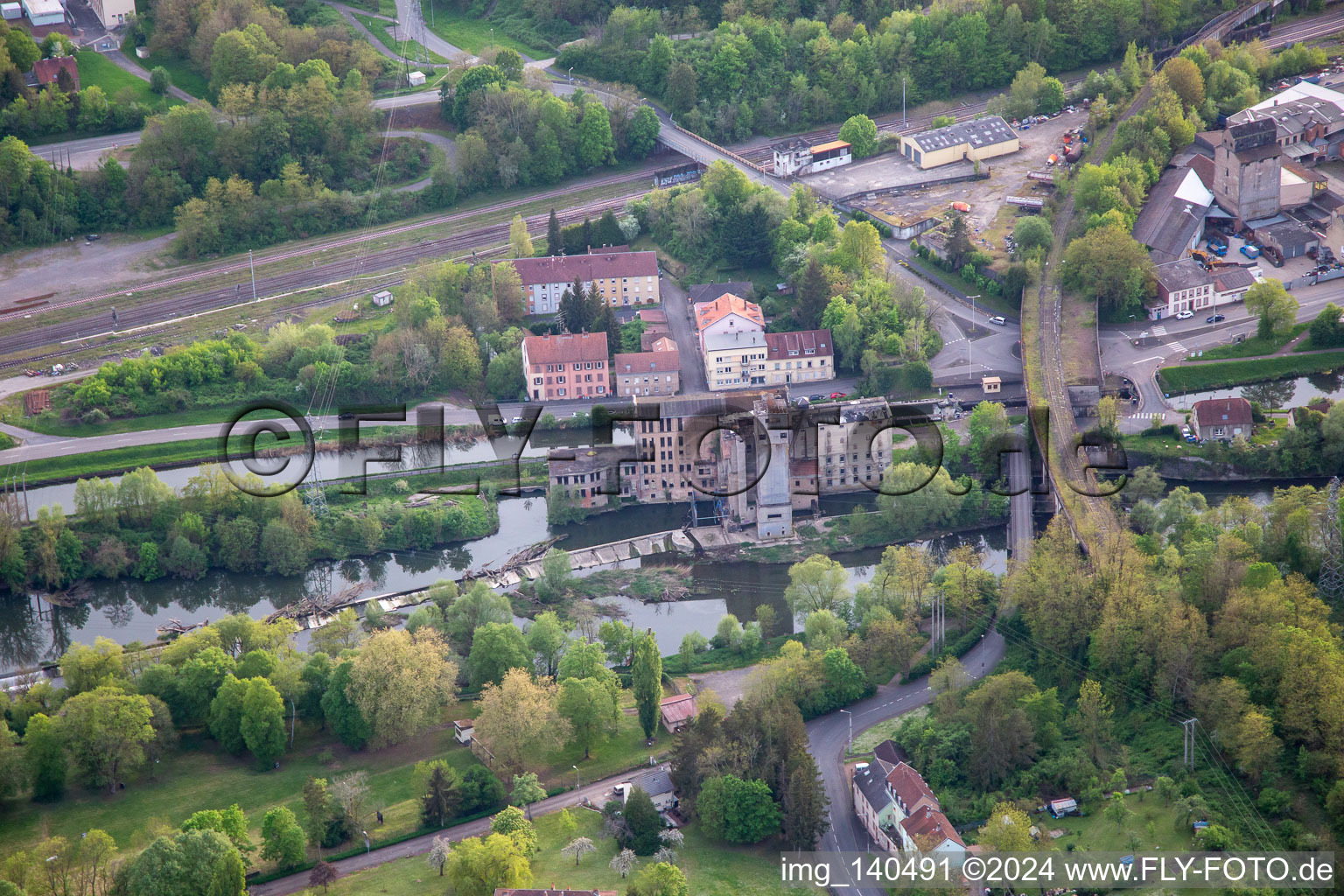 Vue aérienne de Ancienne usine sur la Saarschleuse N 26 à Saargemünd dans le département Moselle, France