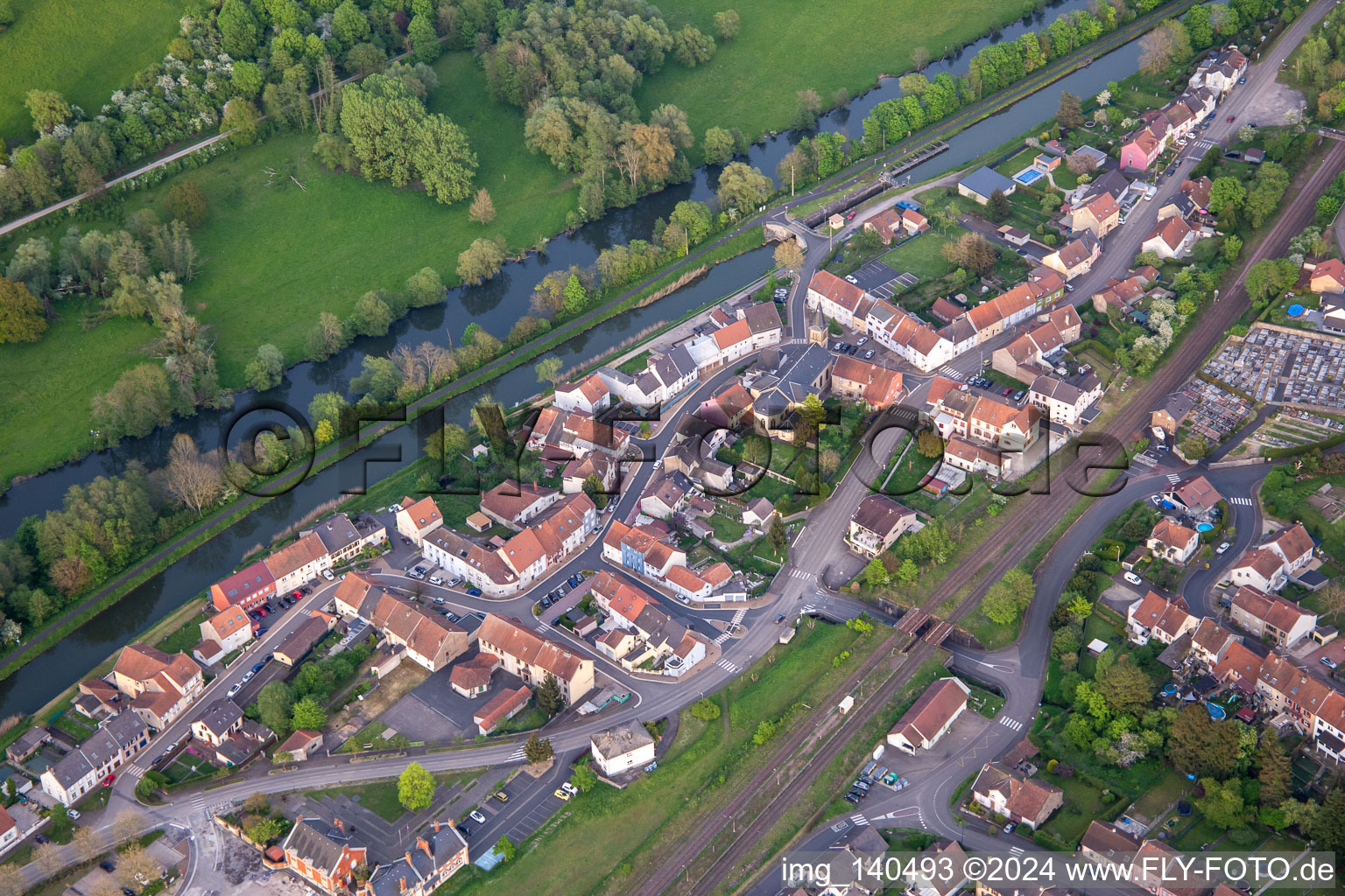 Vue aérienne de Eglise Saint-Pierre à Rémelfing dans le département Moselle, France