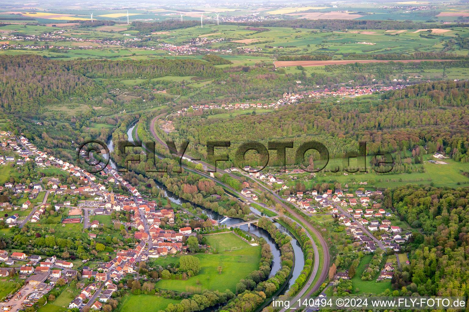 Vue aérienne de Sarre et canal de l'ouest à Sarreinsming dans le département Moselle, France