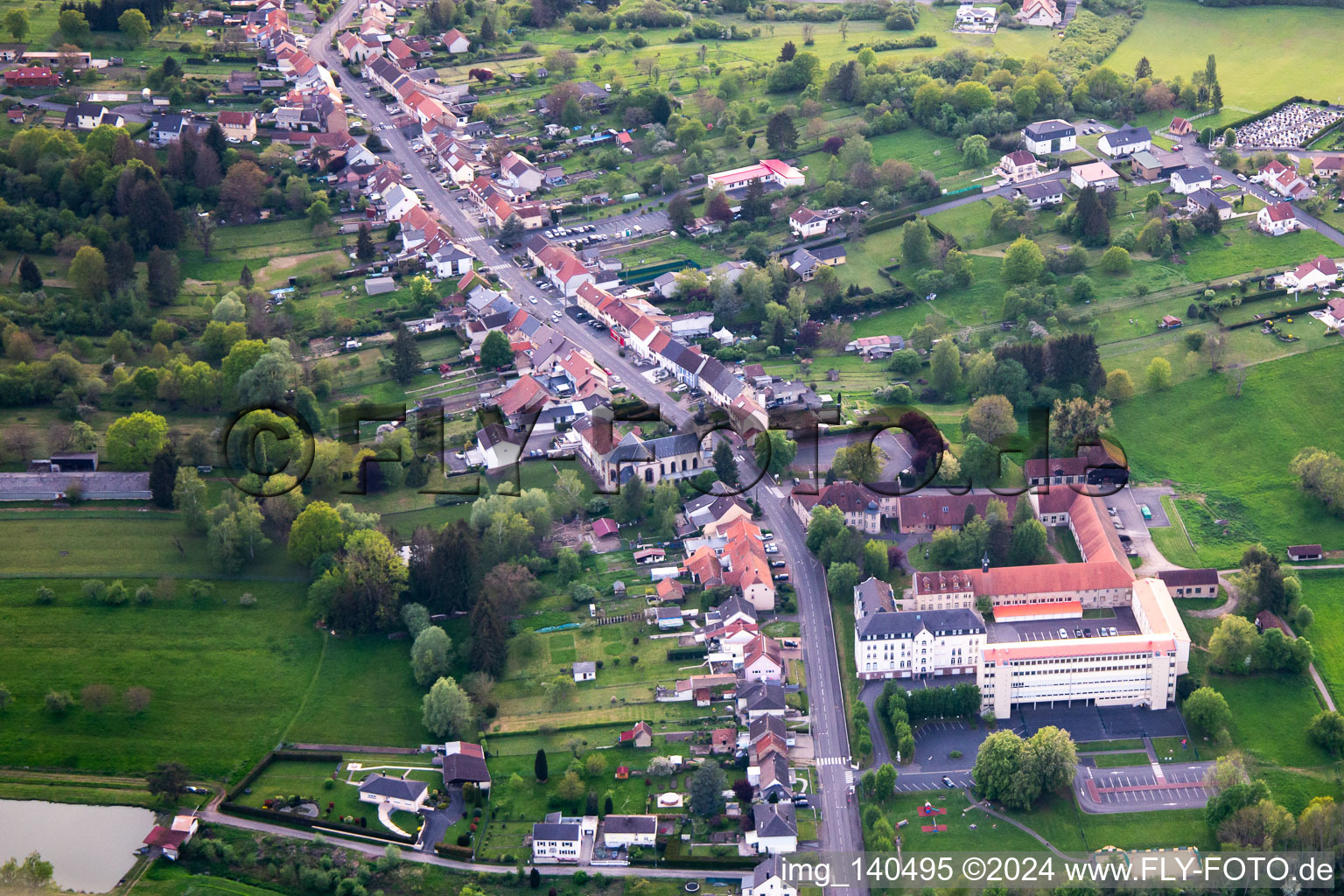 Vue aérienne de Rue Saint-Michel, Clos du château et École élémentaire publique à Neufgrange dans le département Moselle, France