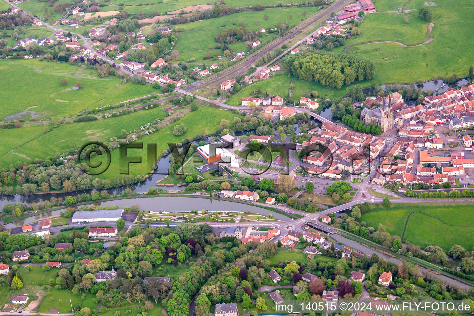 Vue aérienne de Confluence de l'Albe et de la Sarre à Sarralbe dans le département Moselle, France