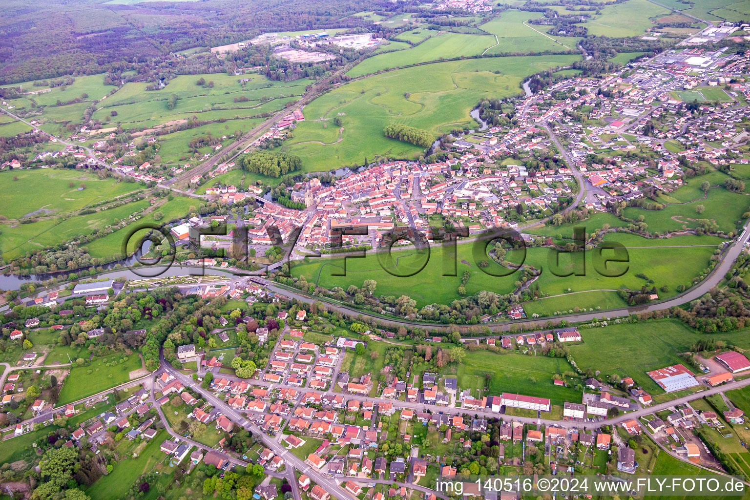 Vue aérienne de Confluence de l'Albe et de la Sarre à Sarralbe dans le département Moselle, France