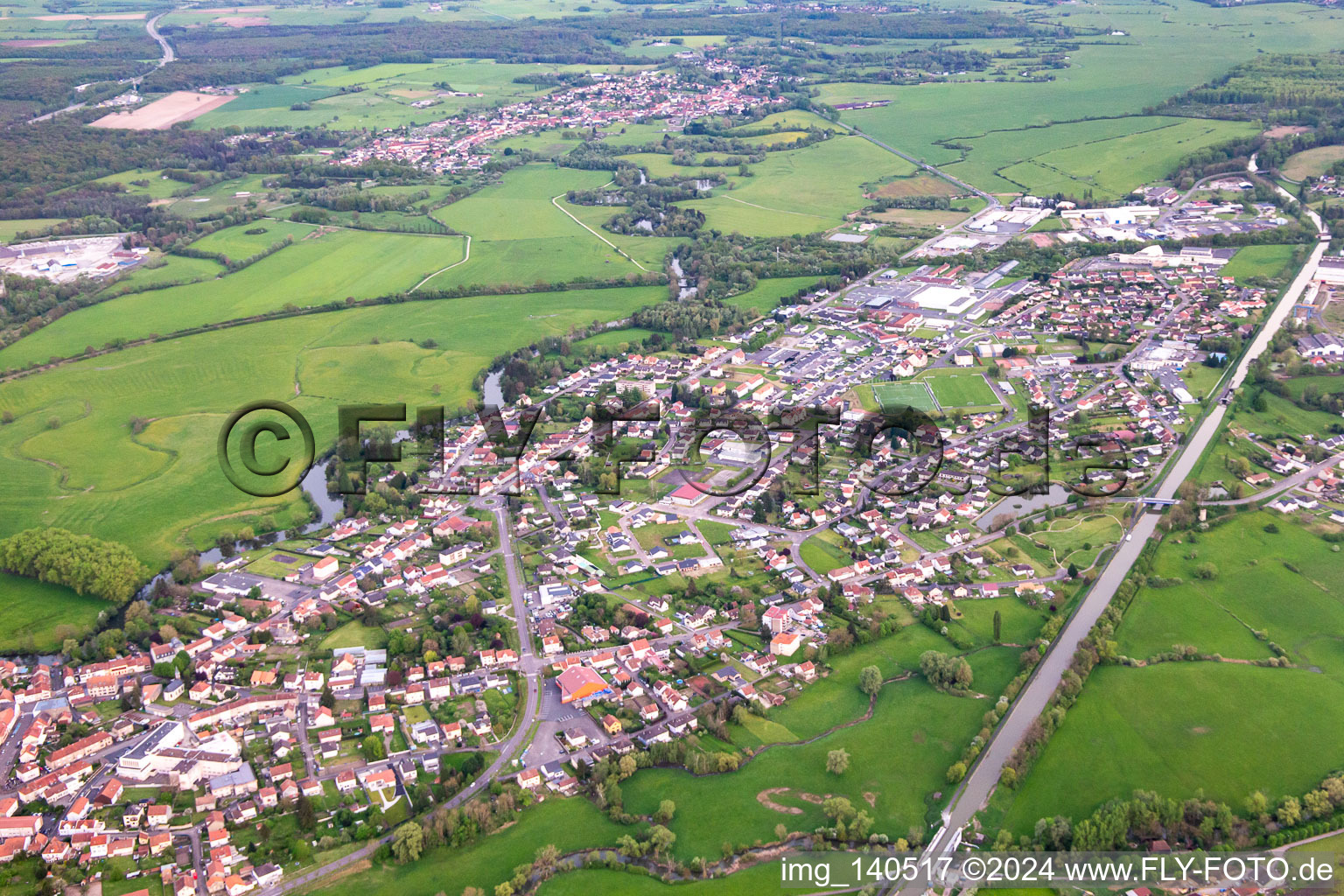 Vue aérienne de Du nord-ouest à Sarralbe dans le département Moselle, France