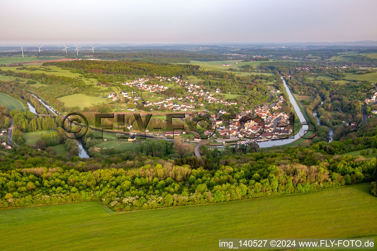 Vue aérienne de Du sud à Wittring dans le département Moselle, France