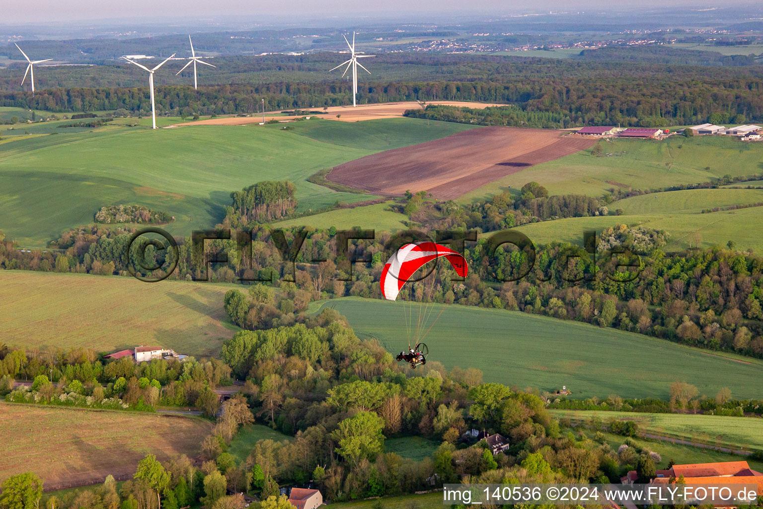 Vue aérienne de Paramoteur devant un parc éolien à Herbitzheim dans le département Bas Rhin, France