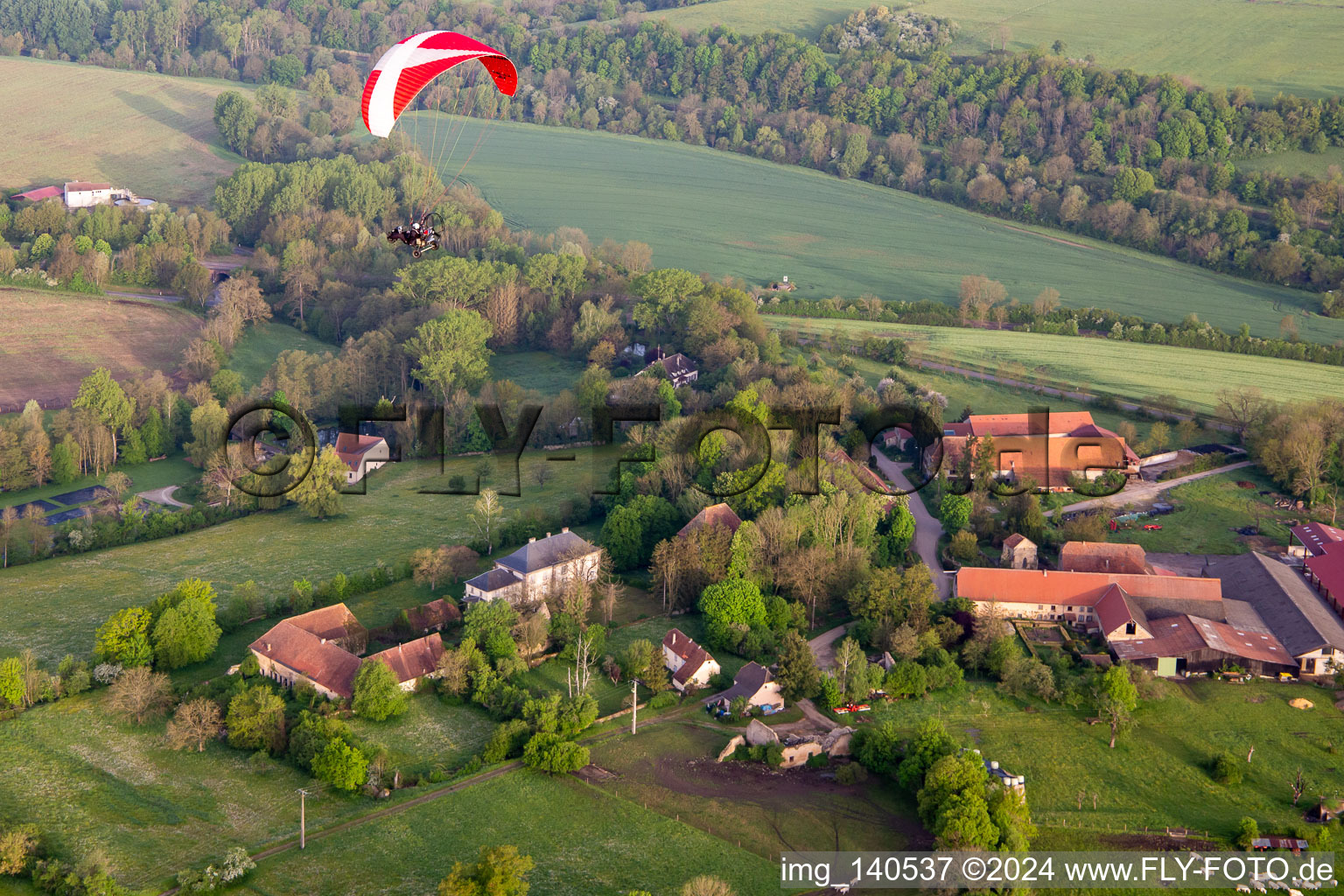 Vue aérienne de Paramoteur le matin au dessus de la Chapelle Sainte-Barbe à Kalhausen dans le département Moselle, France