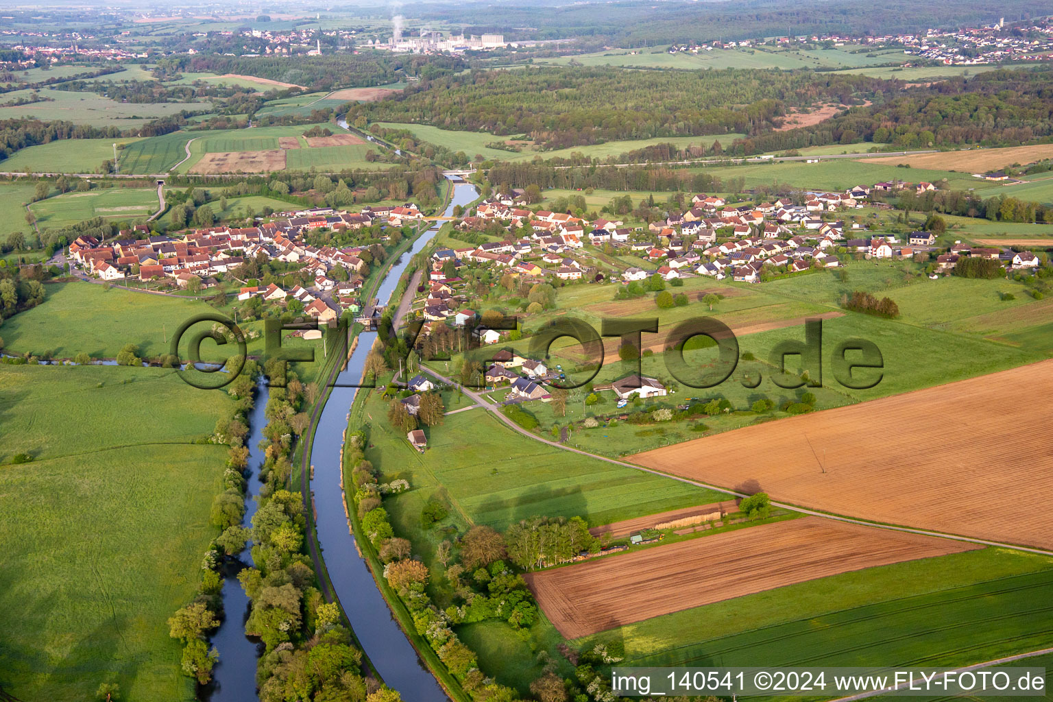 Vue aérienne de Du nord-est à Herbitzheim dans le département Bas Rhin, France