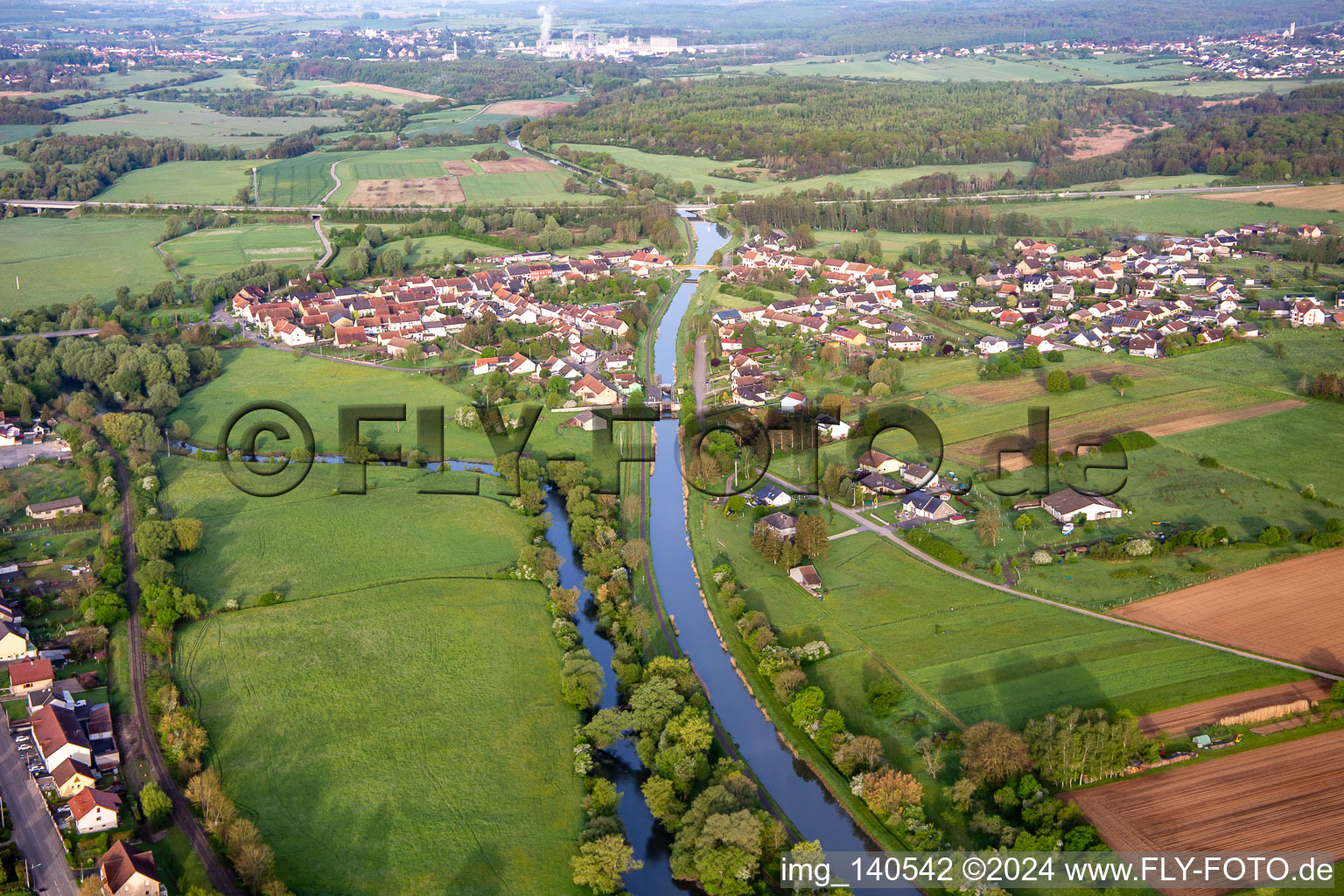 Vue aérienne de Ecluse N°21 sur le Canal des Houillères de la Sarre depuis le nord-est à Herbitzheim dans le département Bas Rhin, France