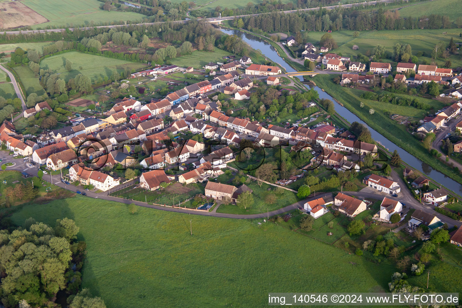 Vue aérienne de Rue des Mures et Canal des Houillères de la Sarre à Herbitzheim dans le département Bas Rhin, France