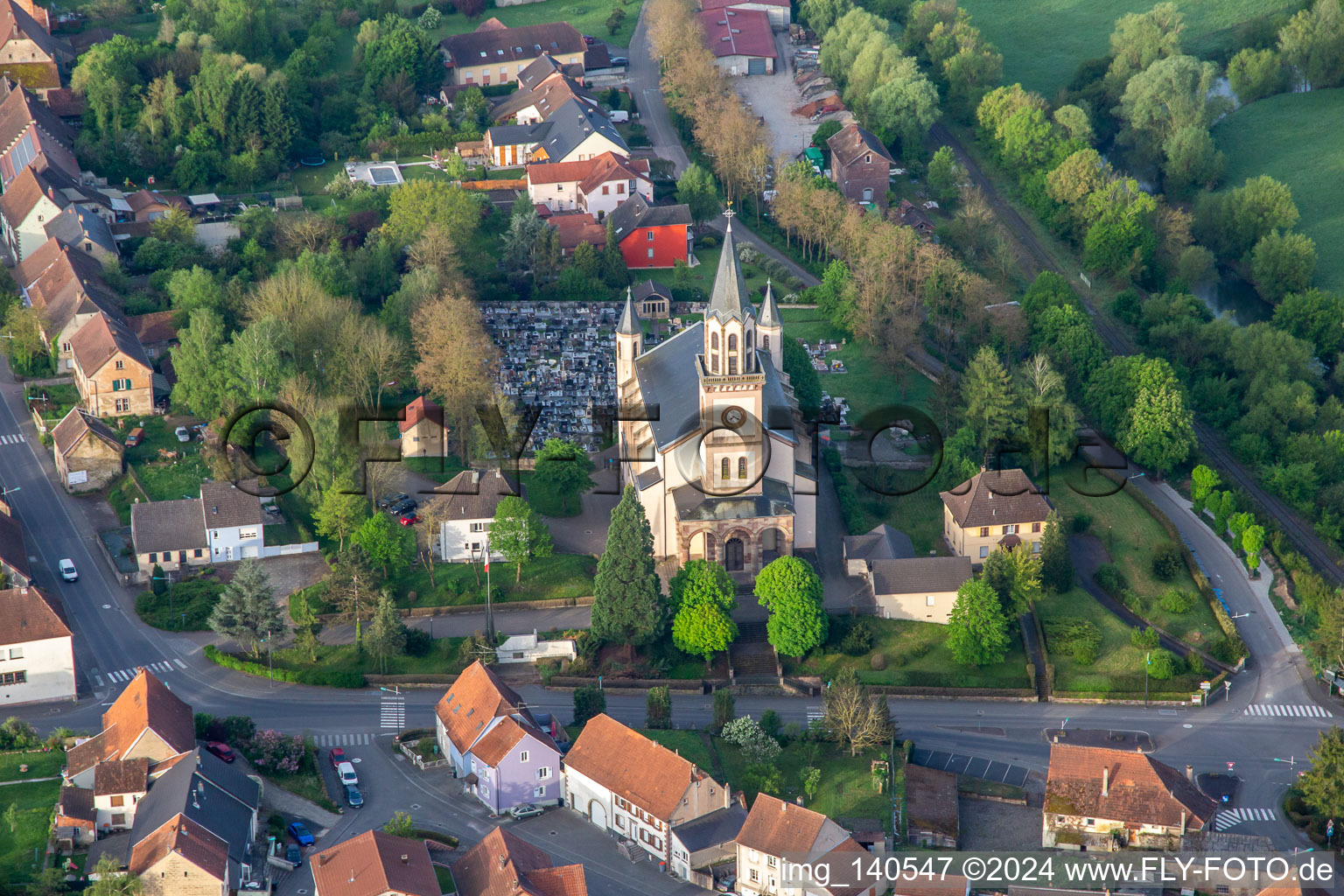 Vue aérienne de Église protestante à Herbitzheim dans le département Bas Rhin, France