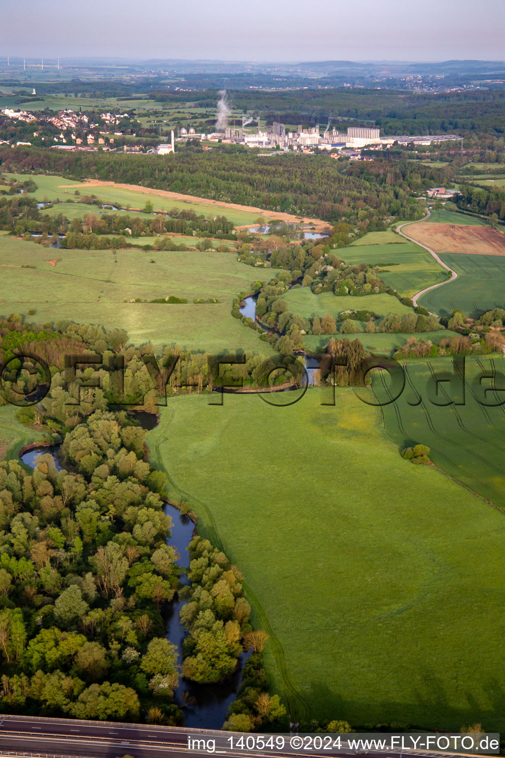 Vue aérienne de Les prairies inondables de la Sarre servent de terrain d'alimentation aux cigognes à Willerwald dans le département Moselle, France