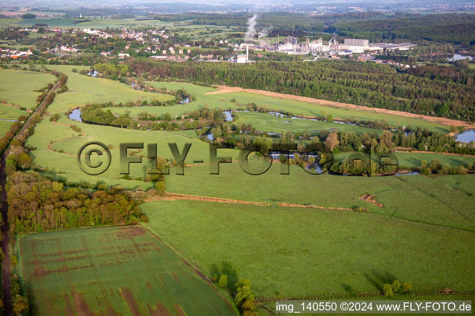 Vue aérienne de Les prairies inondables de la Sarre servent de terrain d'alimentation aux cigognes à Willerwald dans le département Moselle, France