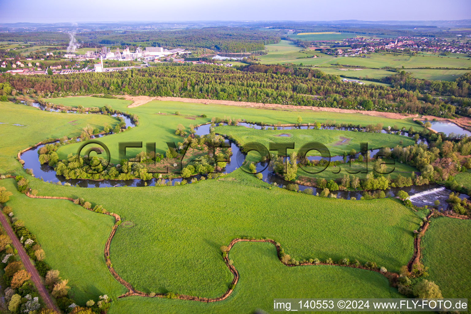 Vue oblique de Les prairies inondables de la Sarre servent de terrain d'alimentation aux cigognes à Willerwald dans le département Moselle, France