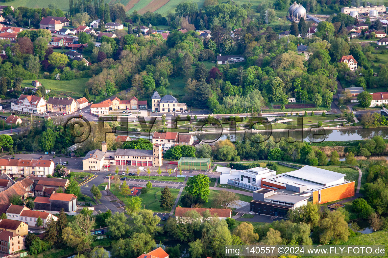 Vue aérienne de Parcours des cigognes / Promenade des cigognes sur le canal des Houillères de la Sarre à Sarralbe dans le département Moselle, France