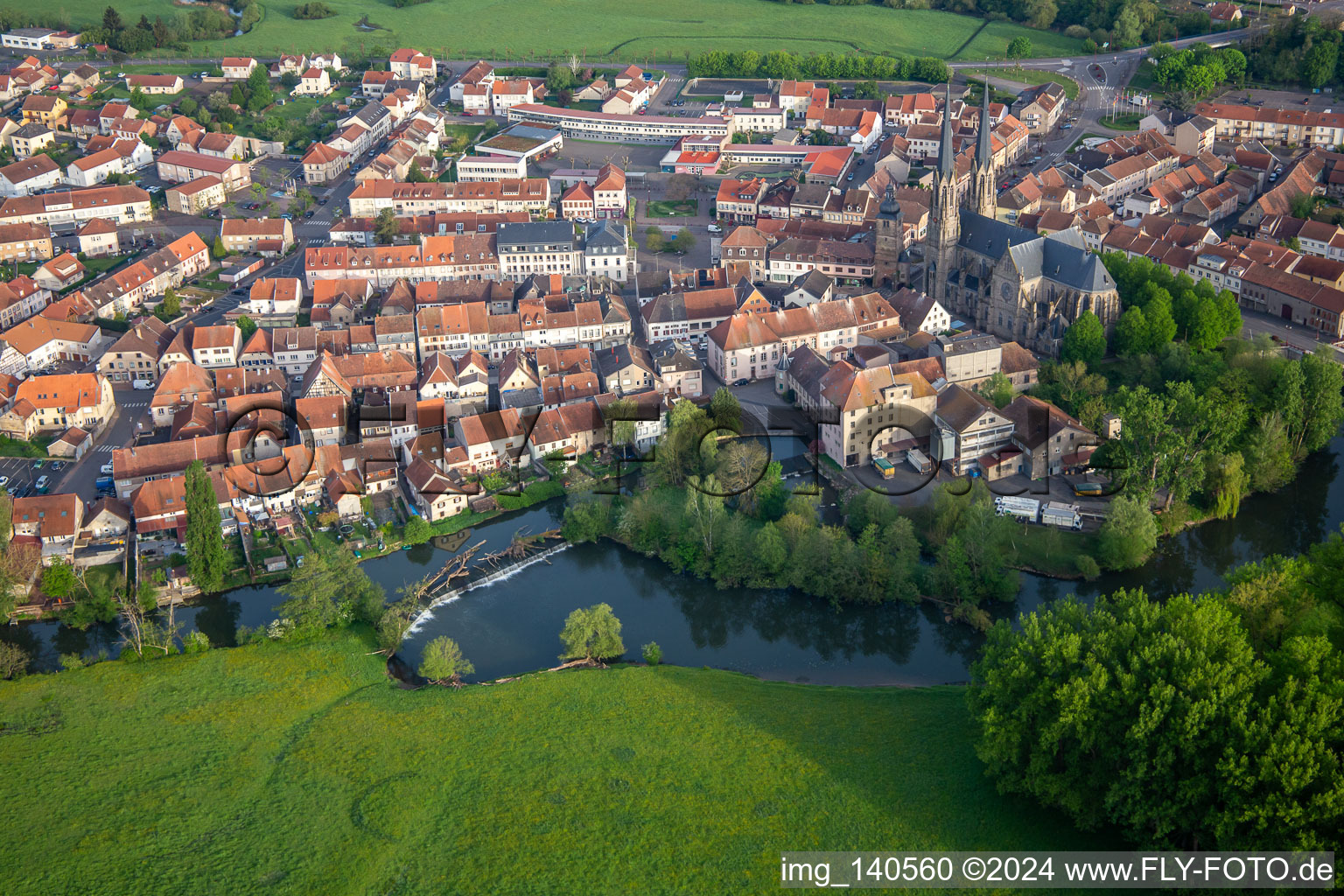 Vue aérienne de Vieille ville avec l'église Saint-Martin (Cathédrale de la Sarre) à Sarralbe dans le département Moselle, France