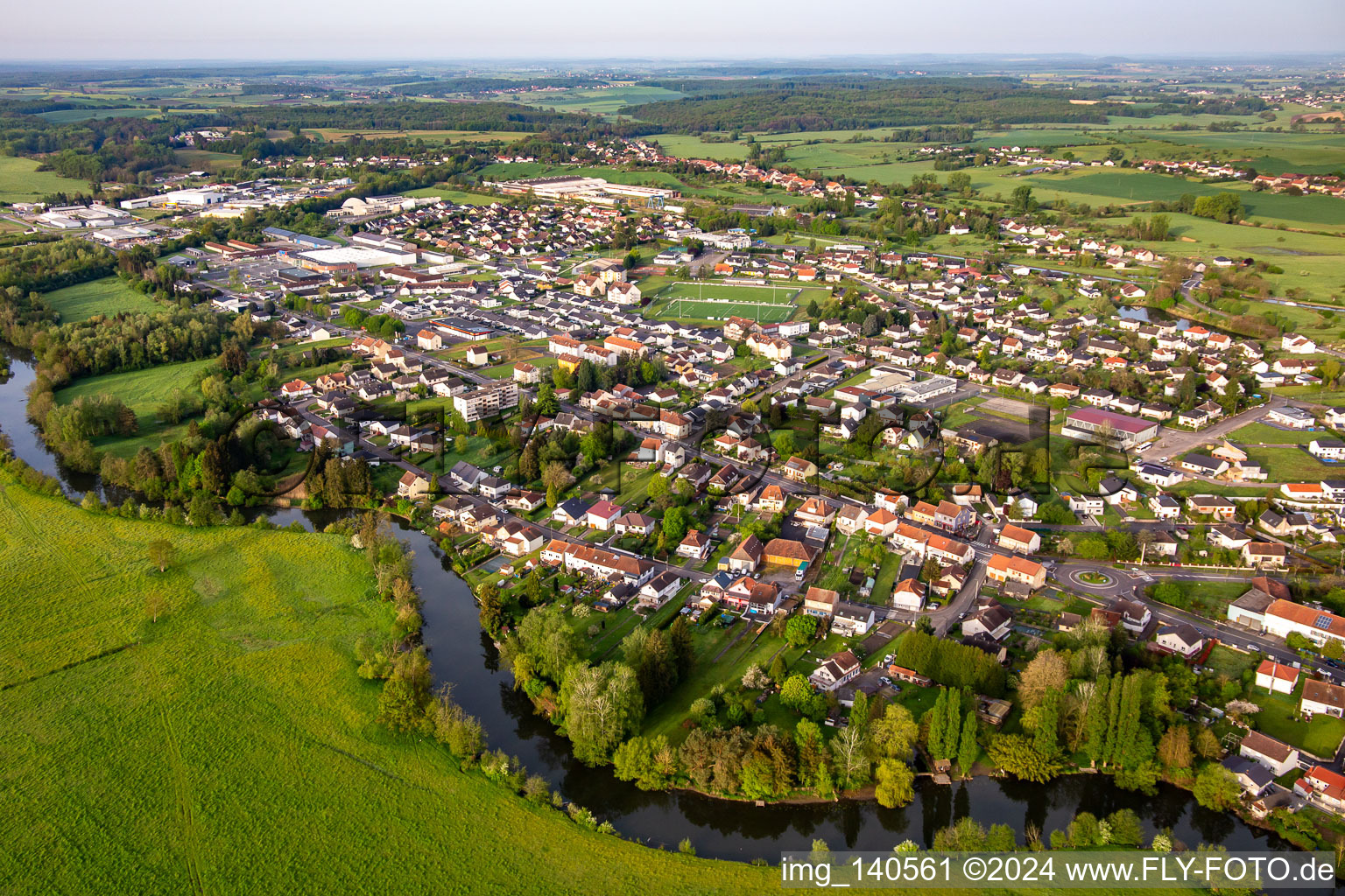 Vue aérienne de Cours de la Sarre à l'est de la ville à Sarralbe dans le département Moselle, France
