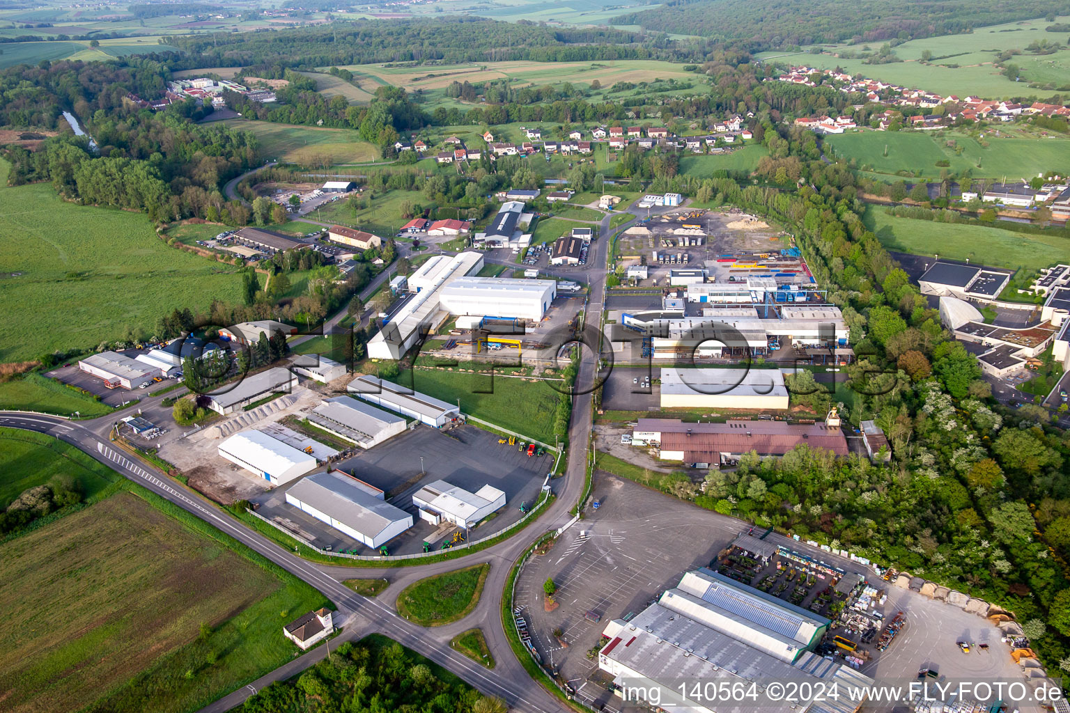 Vue aérienne de Zone commerciale de la rue du Donon à Sarralbe dans le département Moselle, France