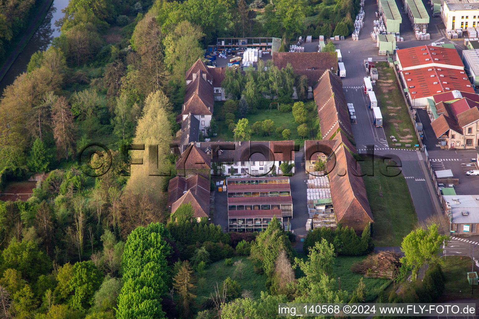 Vue aérienne de Zone commerciale LE HARAS avec Bluetek Sarralbe, SIA Service | Expert en sécurité incendie à Sarralbe dans le département Moselle, France