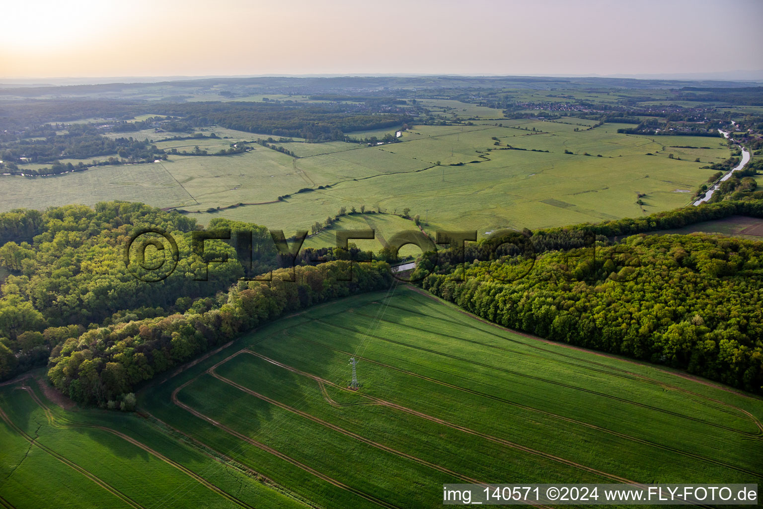 Vue aérienne de Prairies à Mittlachgraben le matin à Harskirchen dans le département Bas Rhin, France