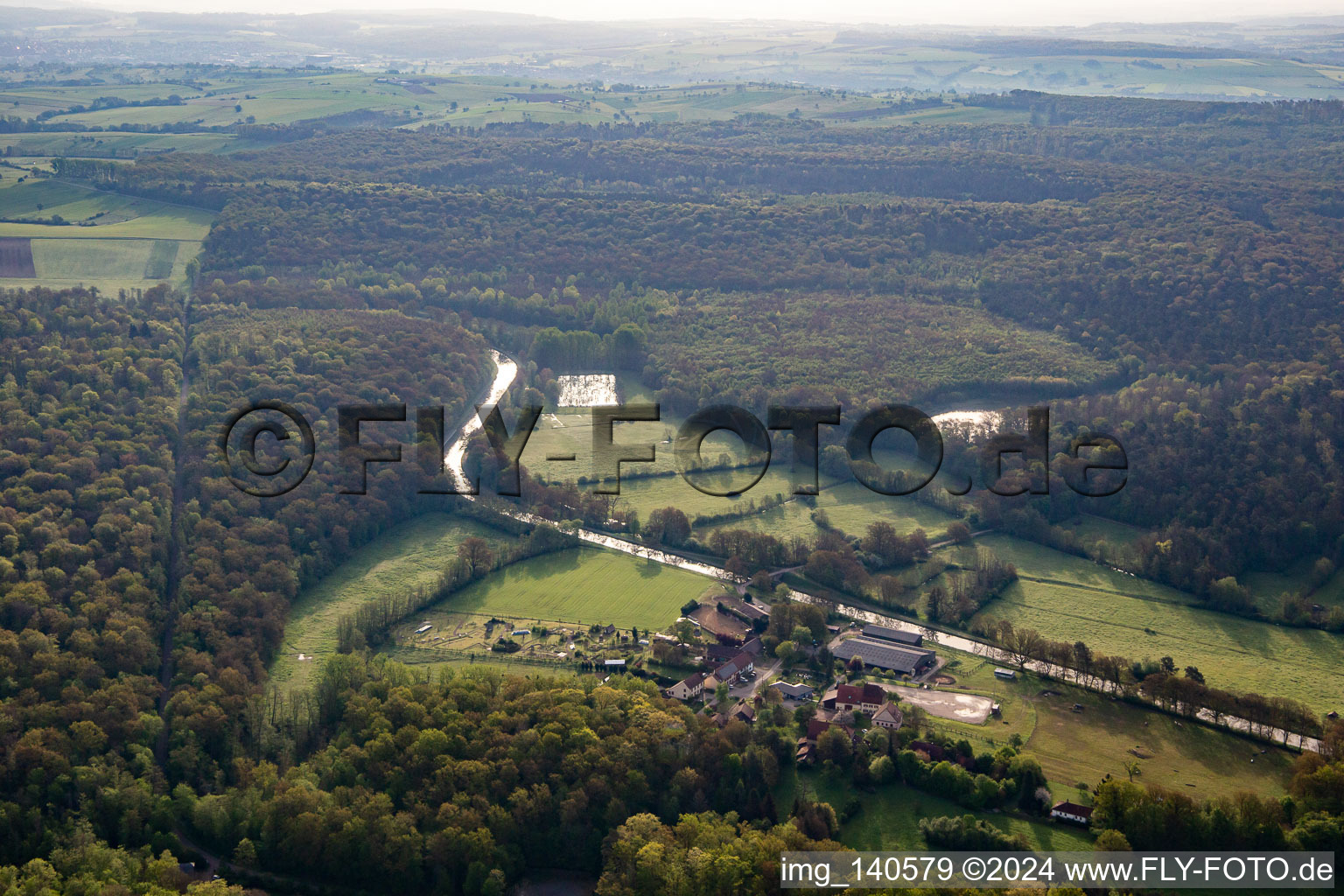 Vue aérienne de Parc Naturel de Cheval à Neuweyerhof à Altwiller dans le département Bas Rhin, France