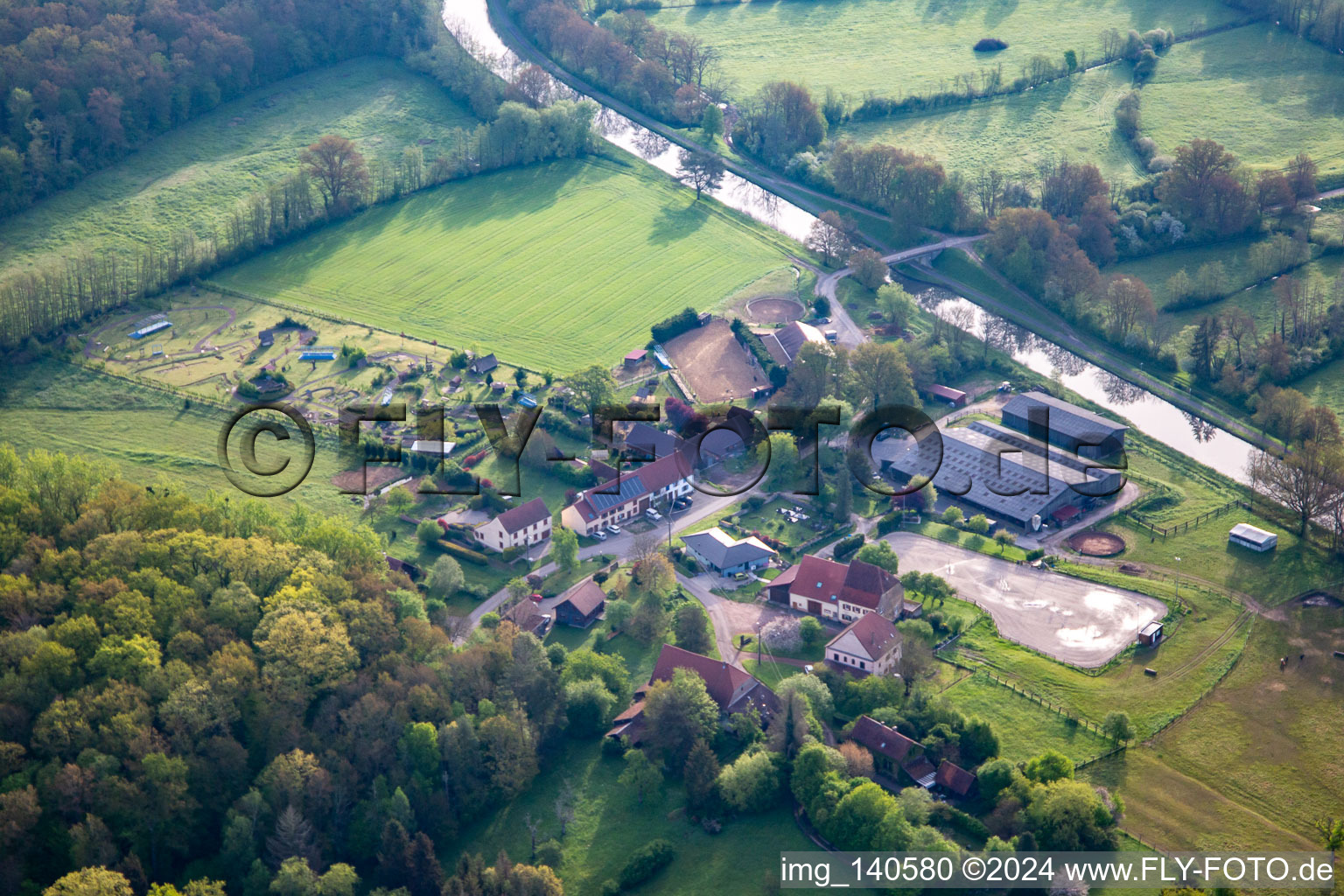 Vue aérienne de Parc Naturel de Cheval à Neuweyerhof à Altwiller dans le département Bas Rhin, France