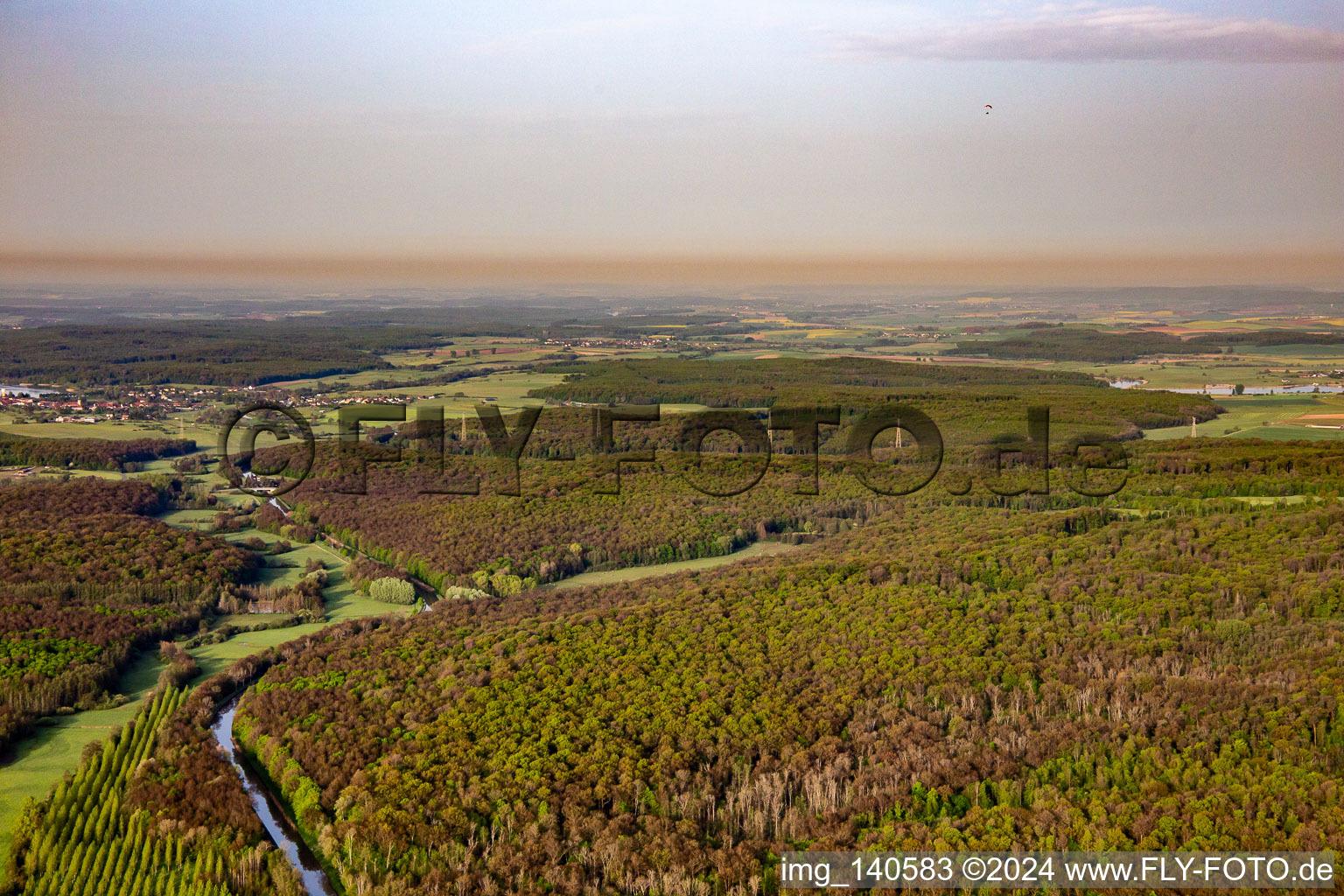 Vue aérienne de Canal des Houillères de la Sarre à Vibersviller dans le département Moselle, France