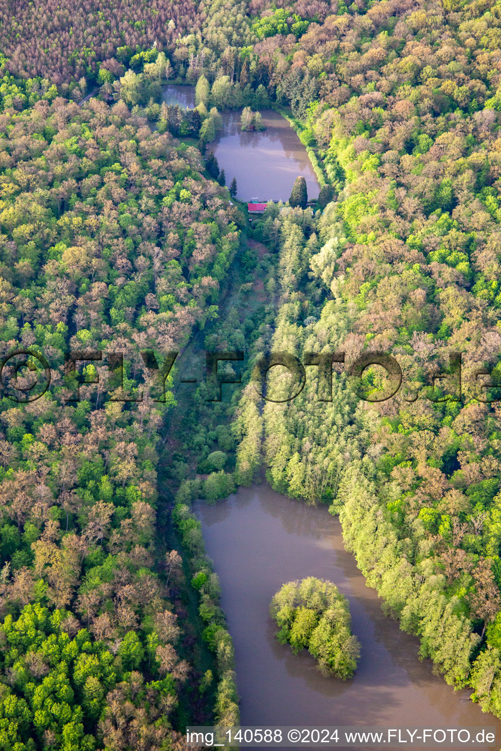 Vue aérienne de Grand étang noir à Niederstinzel dans le département Moselle, France