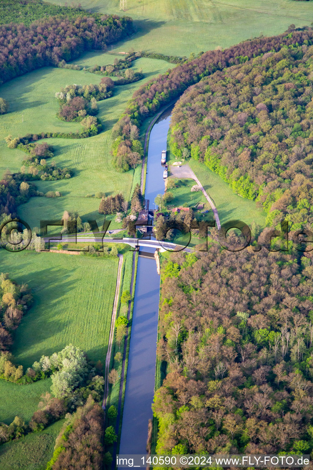 Vue aérienne de Ecluse N° 15Vibersviller sur le Canal des Houillères de la Sarre à Vibersviller dans le département Moselle, France