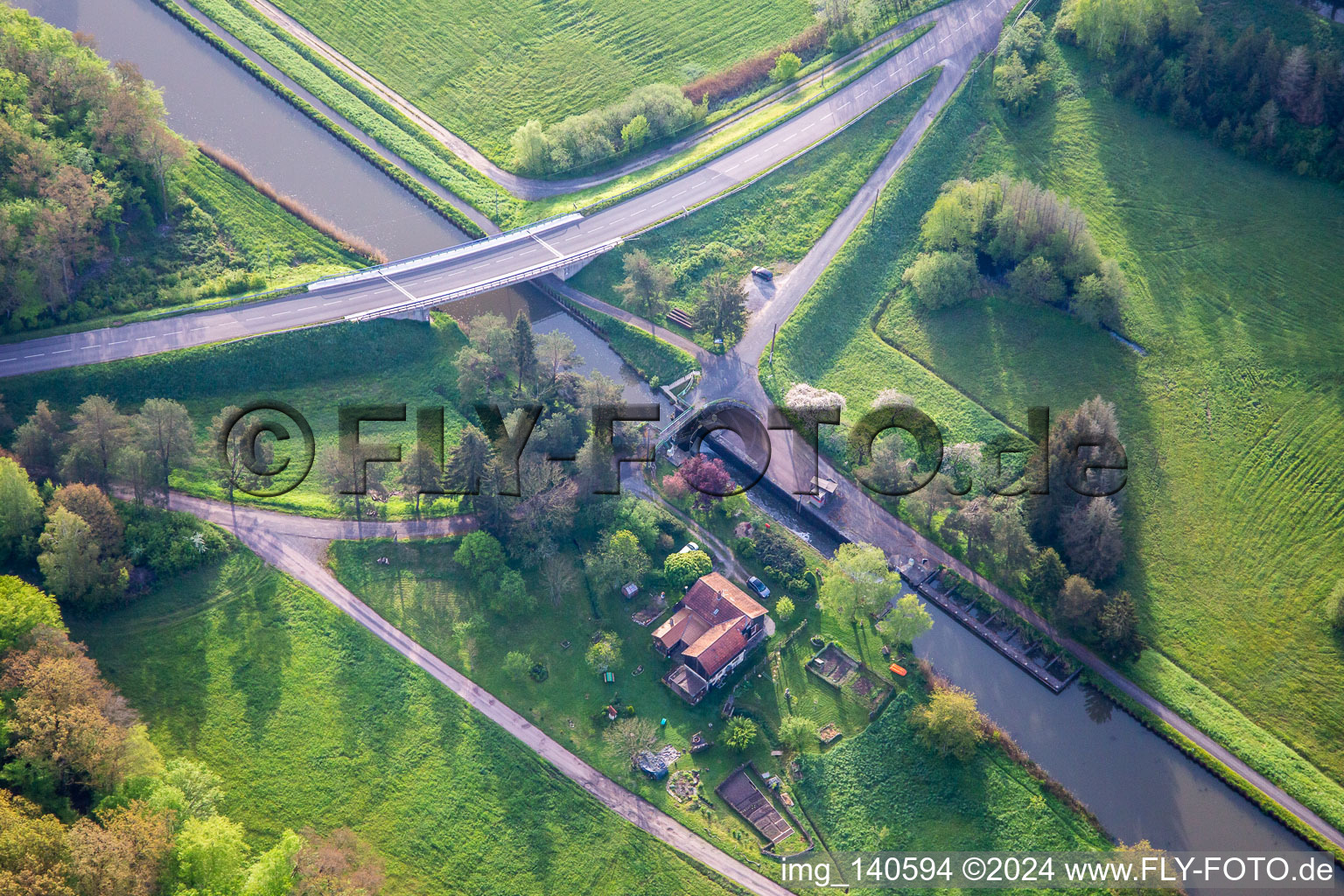 Vue aérienne de Ecluse N° 15Vibersviller sur le Canal des Houillères de la Sarre à Vibersviller dans le département Moselle, France