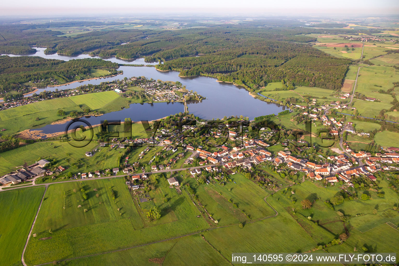 Vue aérienne de Place au bord du Grand Étang de Mittersheim dit le Lac Vert à Mittersheim dans le département Moselle, France
