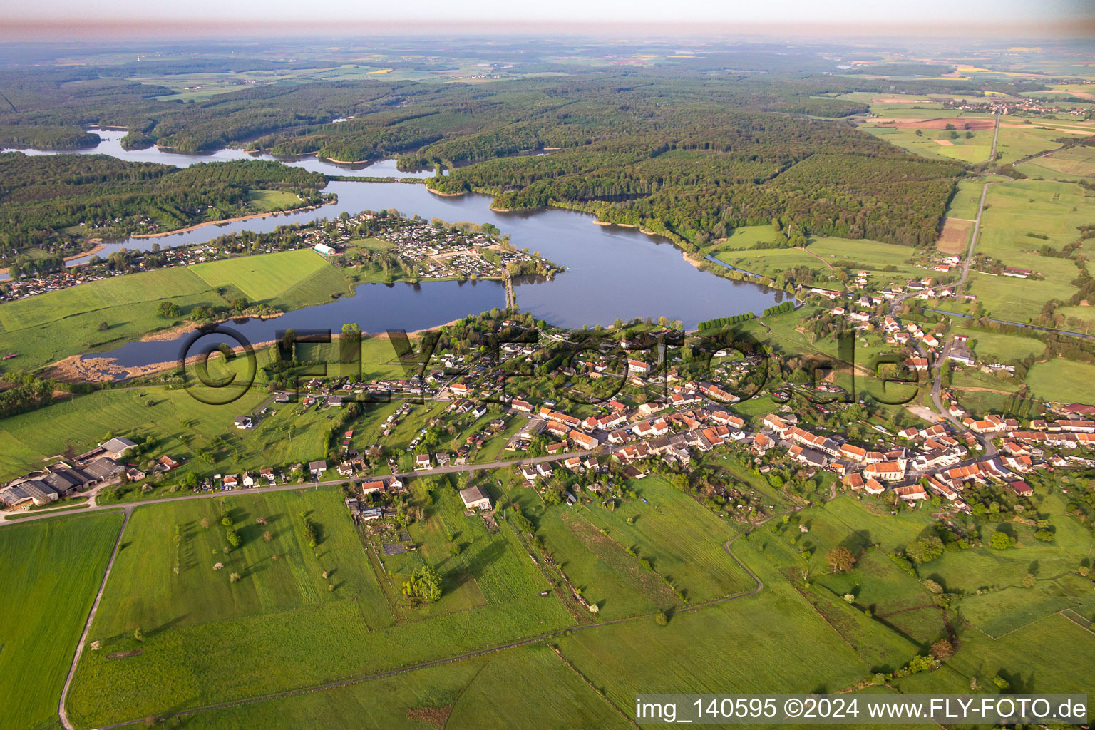 Vue aérienne de Place au bord du Grand Étang de Mittersheim dit le Lac Vert à Mittersheim dans le département Moselle, France