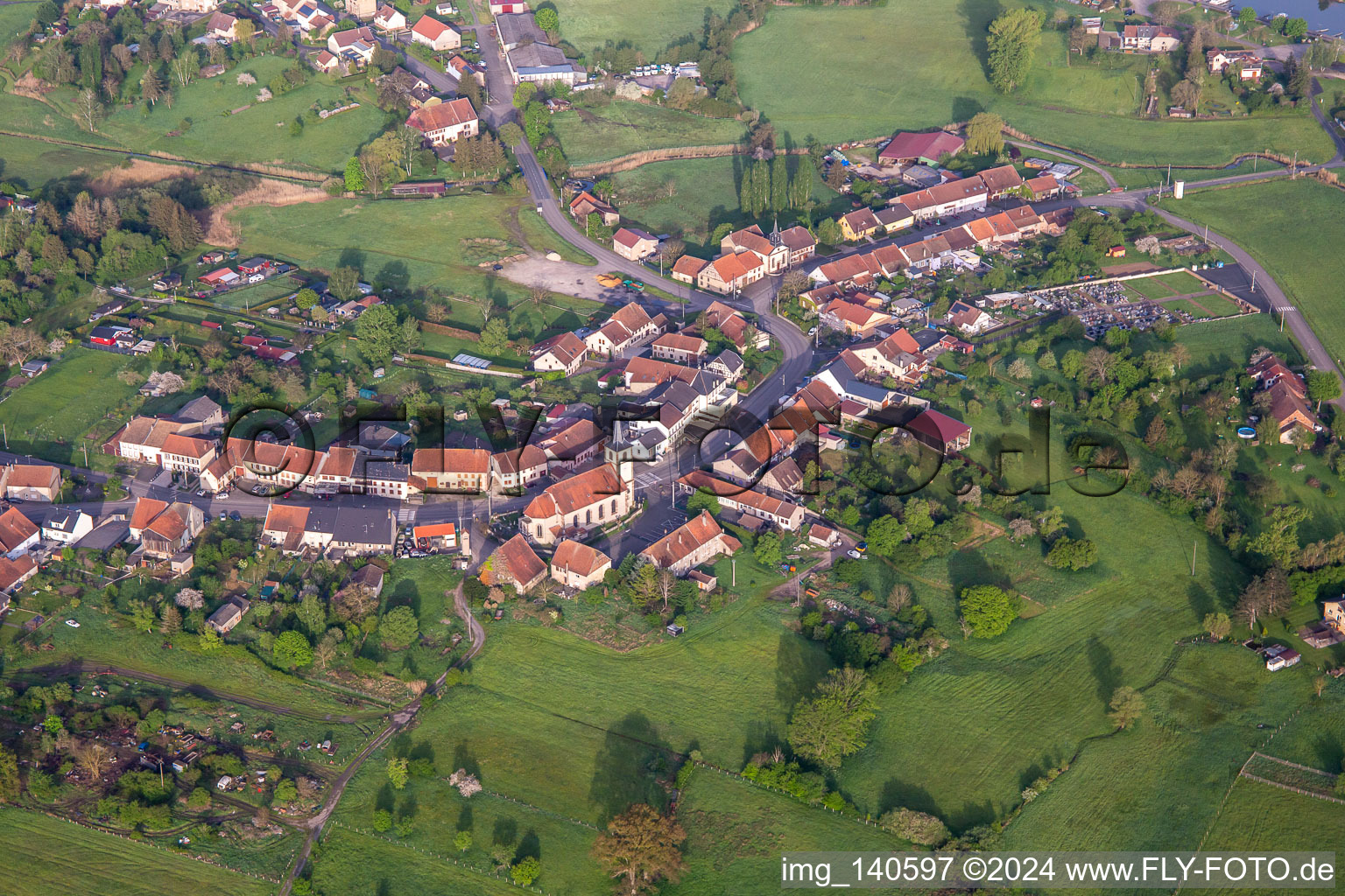 Vue aérienne de Grande Rue à Mittersheim dans le département Moselle, France