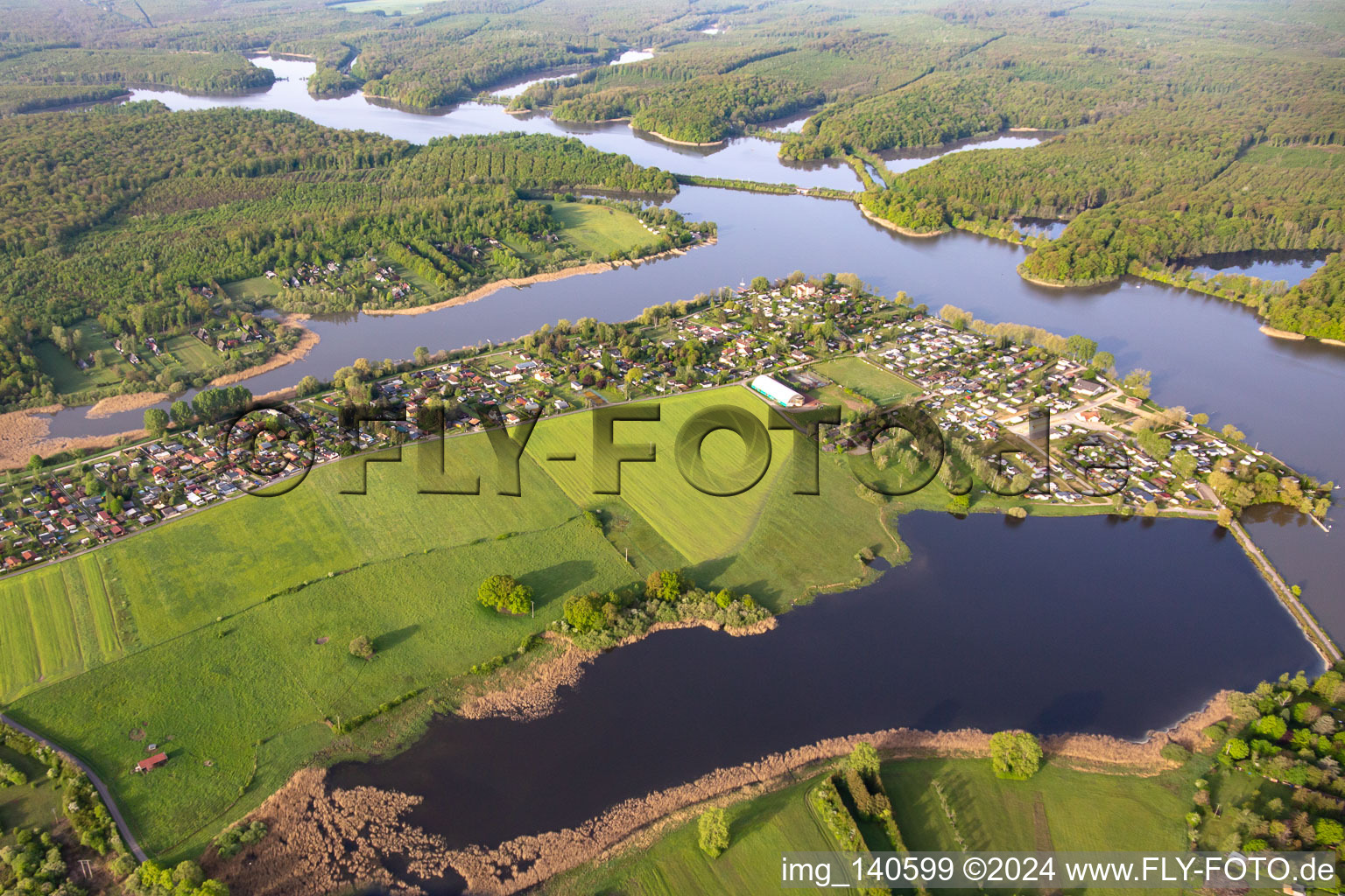 Vue aérienne de Camping Municipal Le Lac Vert à Hirschweyer à Mittersheim dans le département Moselle, France