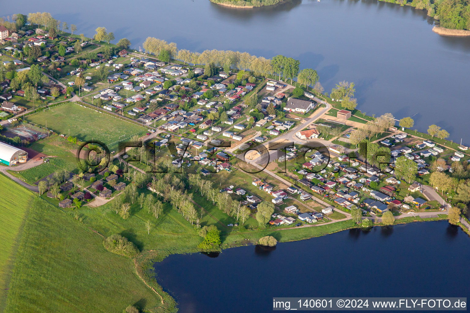 Vue aérienne de Camping Municipal Le Lac Vert à Hirschweyer à Mittersheim dans le département Moselle, France