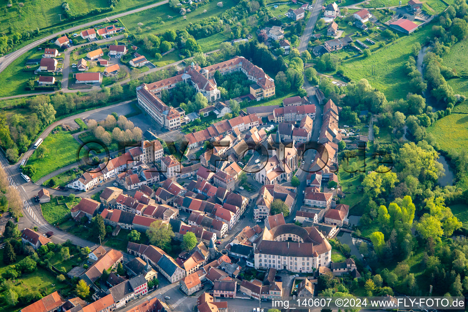 Vue aérienne de Vieille ville avec Château de Fénétrange à Fénétrange dans le département Moselle, France